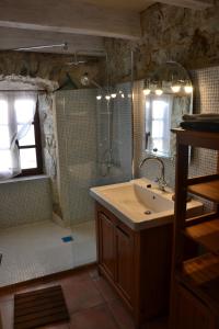 Appartements Mas en pierre XIXe, piscine et grande propriete, atelier ceramique et poterie : photos des chambres