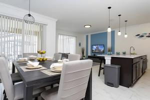 Luxurious Home w Pool Near Disney