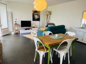 Maisons de vacances Maison des Pins - Jardin, calme et plage - Lock-inn : photos des chambres