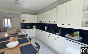 Maisons de vacances Villa Les Pieds dans l-Eau - 4chambres 10personnes - Central & Proche Mer : photos des chambres