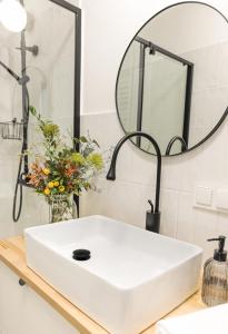 Rest Best Apartments - Jeżyce, Szamarzewskiego - prywatny garaż, self check in 24h