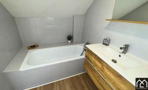 Maisons de vacances Villa Les Pieds dans l-Eau - 4chambres 10personnes - Central & Proche Mer : photos des chambres