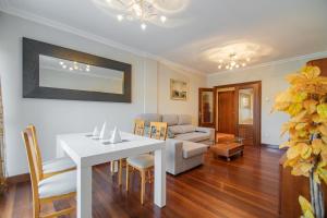 Apartamento zona centro con garaje y piscina para 4 personas