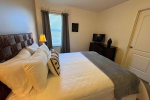 New to Market Spacious Private Pool Retreat