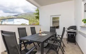 Awesome Apartment In Cesarica With Wifi - كارلوباغ