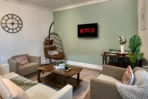 Cosy Home ,Pets Welcome, Sleeps 8,Parking - Knowsthorpe