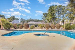 First floor, Little River Condo with Pool 3 miles from beach