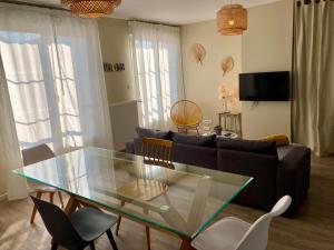 La maison Virginie appartements climatises de 1 a 5 pers cosy hyper centre cour parking linge fibre proximite port lac canal piscine : photos des chambres