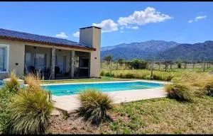 Casita con piscina - Villa de la Quebrada