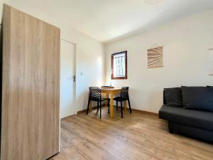 Appartements Les Roses - T2 - Proche plages et foret - Jardinet clos : photos des chambres