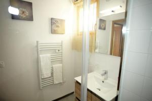 Appartements Plein-Sud - Parking & Vue Montagnes : photos des chambres