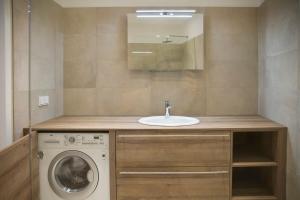 Stylish 1-Bedroom Apartment by Rochusmarkt Walk to the City Center