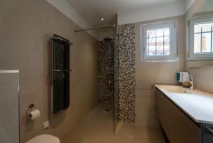 Modern Villa with Hot Tub, 6P