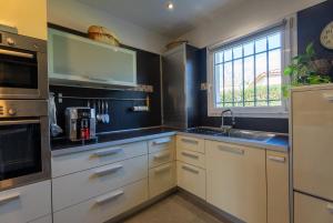 Villas Modern Villa with Hot Tub, 6P : photos des chambres
