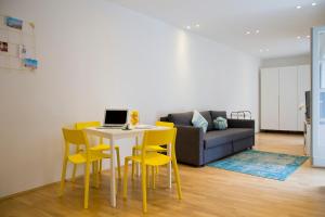 Stylish 1-Bedroom Apartment by Rochusmarkt Walk to the City Center