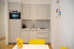 Stylish 1-Bedroom Apartment by Rochusmarkt Walk to the City Center