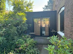 Poortwachterswoning tegen duingebied aan in dorp