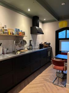 Poortwachterswoning tegen duingebied aan in dorp