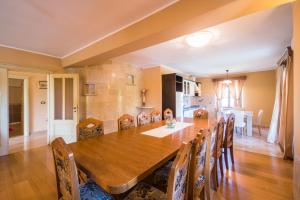 Villa Dino i Karla, a spacious and beautiful Villa in a calm village