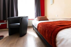 Hotels Hotel Cheval De Bronze : Chambre Triple avec Baignoire
