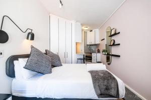Flamingo 805 - Top Floor Sea Point Studio Near Beach with Daily Housekeeping