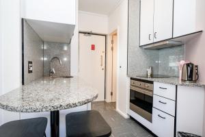 Flamingo 805 - Top Floor Sea Point Studio Near Beach with Daily Housekeeping