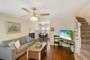 Downtown Libertyville Duplex Near Naval Base - 基诺沙