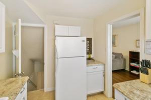 Downtown Libertyville Duplex Near Naval Base