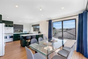 Riverview Family Retreat Spacious 4BR Home, Views