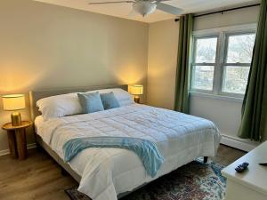 New updated Apt Half A Mile to Downtown Libertyville