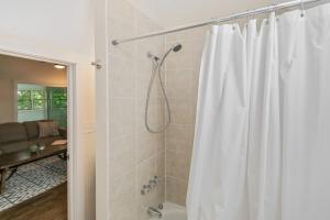 Apt with heated garage Libertyville Near Naval Base