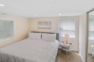 Apt with heated garage Libertyville Near Naval Base