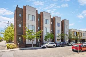 Private Rooftop with Garage Walk to Restaurants Shops and Coffee
