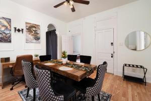 Dwntn 10mins and Sleeps 10 in Vintage and Free Parking