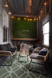 Dwntn 10mins and Sleeps 10 in Vintage and Free Parking