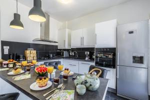 GUISOL - Typical Nice 3 Bedroom AC near Port