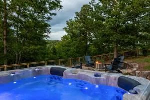 Level Up Pool Access, Hot Tub, Firepit, Dogs - Brasstown