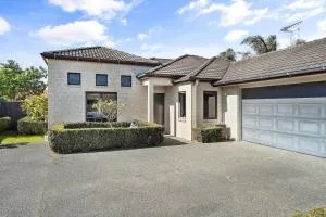 Luxury and Location Beautiful Beach Home - Maketu