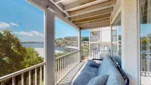 REGATTA BAY 320 - Four Seasons