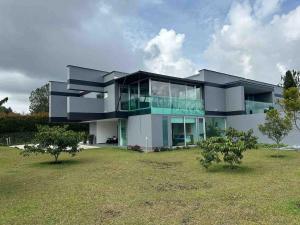 Country house near the airport and Medellin