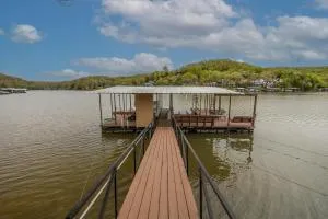 WHISPERING WINDS - Roach