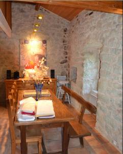 Appartements Mas en pierre XIXe, piscine et grande propriete, atelier ceramique et poterie : photos des chambres