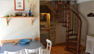 Appartements Mas en pierre XIXe, piscine et grande propriete, atelier ceramique et poterie : photos des chambres