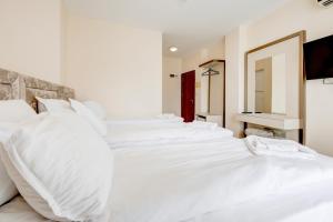 Triple Room with Pool View room in Jupiter 1 Family Hotel