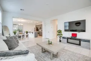 4 Mi to Westgate Newly Built Home in West Valley! - 埃文代尔