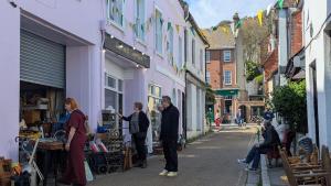 Period Suntrap Gem, Sea View 5 min to Sea and Station