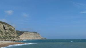 Period Suntrap Gem, Sea View 5 min to Sea and Station
