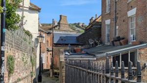 Period Suntrap Gem, Sea View 5 min to Sea and Station