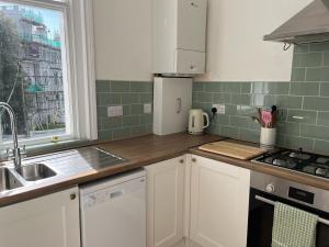 Period Suntrap Gem, Sea View 5 min to Sea and Station