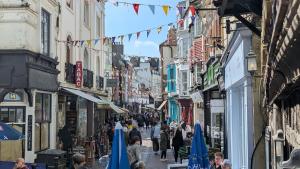 Period Suntrap Gem, Sea View 5 min to Sea and Station